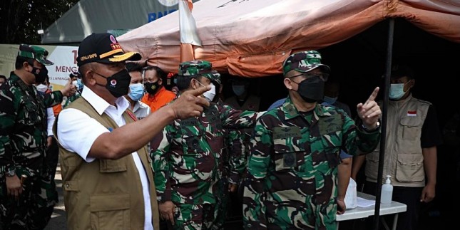 Head of COVID-19 Handling Task Force Ganip Warsito inspects Lapangan Indrapura Hospital, in Surabaya, East Java, Friday (11/6). (Photo by: National Disaster Management Agency (BNPB) Communication Team/ Danung Arifin)