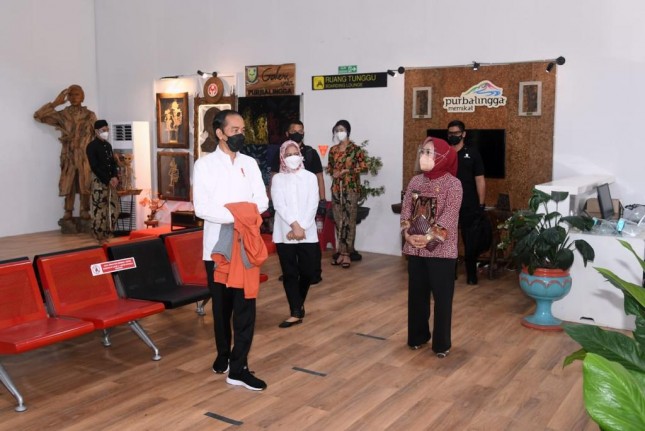 President Jokowi accompanied by First Lady Iriana Jokowi inspects development progress of General Soedirman Airport in Purbalingga regency, Central Java, Friday (11/6). (Photo by: Presidential Secretariat/Lukas)