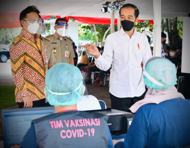 President Jokowi inspects mass COVID-19 vaccination at Pluit Dam, Jakarta. (14/06/2021). (Photo by: Press Media and Communication Bureau of Presidential Secretariat/Laily)