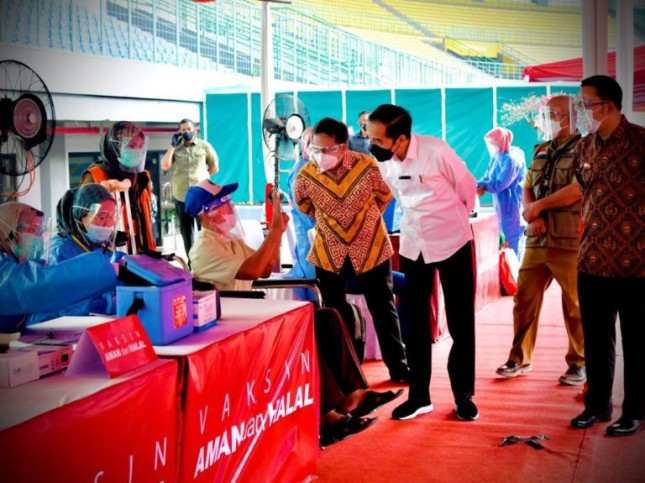 President Jokowi on Monday (14/06/2021) inspects mass COVID-19 vaccination at the Patriot Candrabhaga Stadium, Bekasi, West Java. Photo by: BPMI of Presidential Secretariat