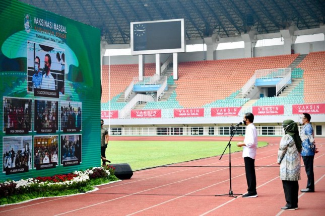 President Jokowi, accompanied by West Java Governor Ridwan Kamil, in Bogor regency from Pakansari Stadium in Cibinong sub-district, West Java province. (Photo: Bureau of Press, Media, and Information of Presidential Secretariat/Lukas)