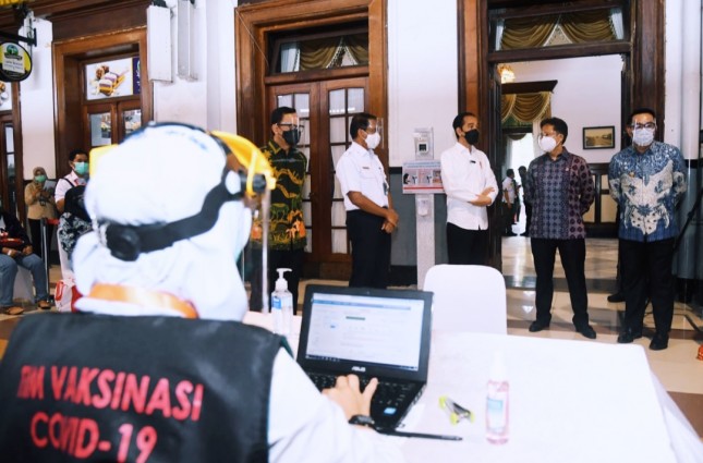 President Jokowi inspects mass COVIID-19 vaccination at Bogor Railway Station, Thursday, (17/06). Photo by: BPMI of Presidential Secretariat.