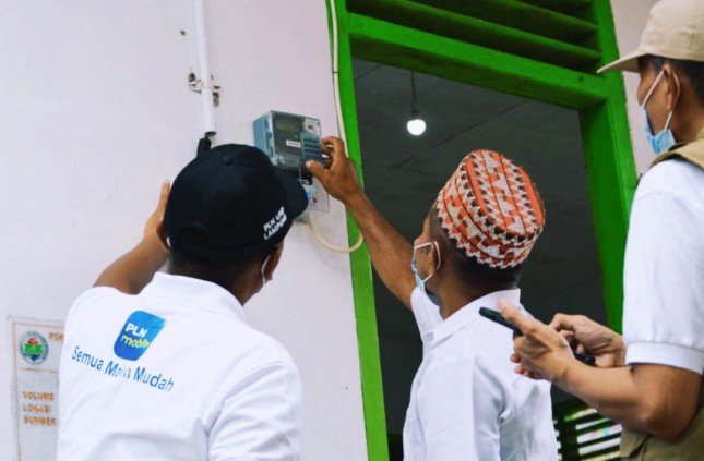 An electricity meter is being checked by PT. PLN employees. (Source: esdm.go.id)