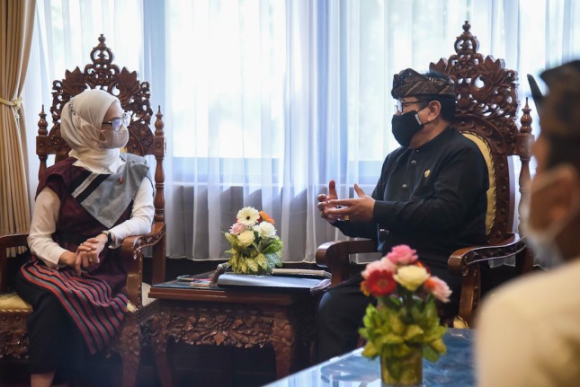 Presidential Special Staffer Angkie Yudistia talks with Deputy Governor of Bali Cok Ace, at the Office of Deputy Governor of Bali Province, Denpasar, Bali, Monday (21/06). (Photo by: PR of Cabinet Secretariat/Agung)