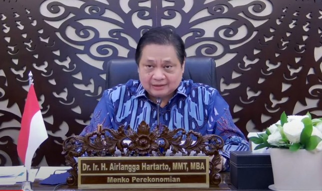 Chairperson of the COVID-19 Handling and National Economic Recovery Committee Airlangga Hartarto delivers press statement after joining a virtual limited meeting on COVID-19 Handling, Monday (21/6).