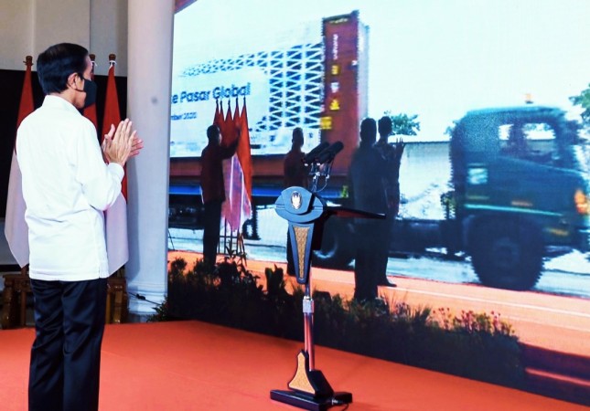 President Jokowi virtually inaugurates the 2020 Launching of Exports to Global Markets from the Bogor Presidential Palace, West Java, Friday (04/12/2020). (Photo by: Presidential Secretariat/Rusman)