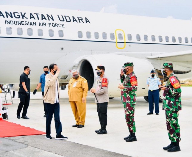 President Jokowi arrives at Haluoleo airport in South Konawe regency, Southeast Sulawesi province, Wednesday (30/06/2021) (Photo by: Press Media and Information Bureau of Presidential Secretariat/Laily Rachev)