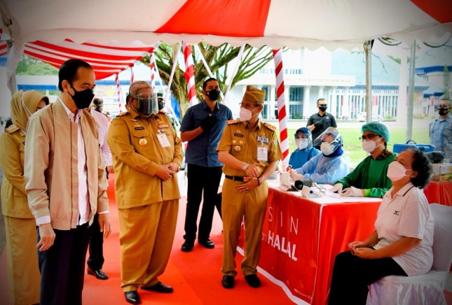 President Jokowi inspects mass COVID-19 vaccination in Kendari, Southeast Sulawesi, Wednesday (30/06/2021). (Photo by: BPMI Presidential Secretariat/Laily Rachev)