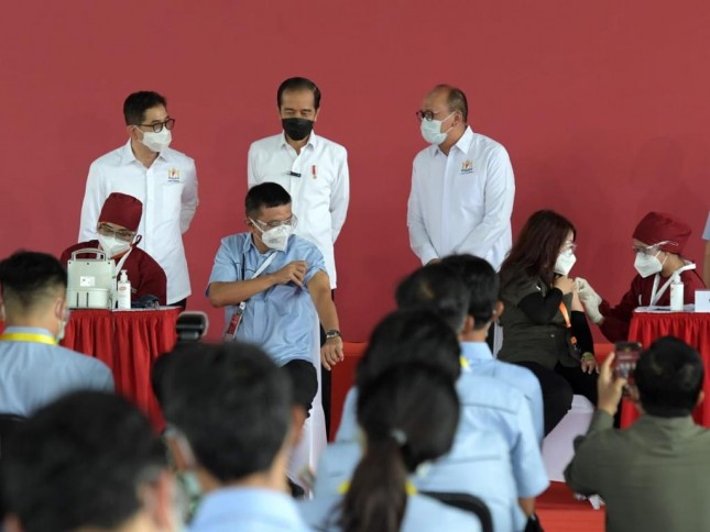 President Jokowi inspects the implementation of Gotong Royong (mutual cooperation) vaccination program at PT Unilever Indonesia factory, Jababeka Industrial Estate, Cikarang, West Java, Tuesday (18/5). (Photo by: BPMI/Kris)