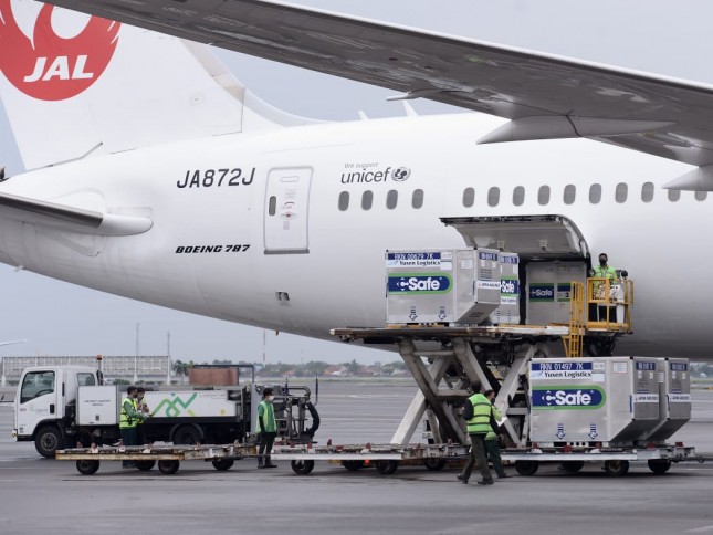 The arrival of AstraZeneca vaccines, Soekarno-Hatta Airport, Tangerang, Banten, Thursday (07/01). (Photo by: BPMI/Kris)