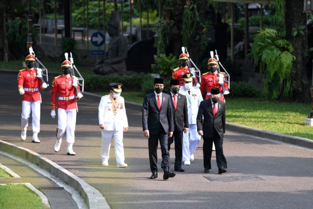 President Jokowi and Vice President Ma’ruf Amin accompanied by Minister of Home Affairs Tito Karnavian, Jambi Governor- and Vice Governor-elect in Jakarta, Wednesday (07/07/2021). 