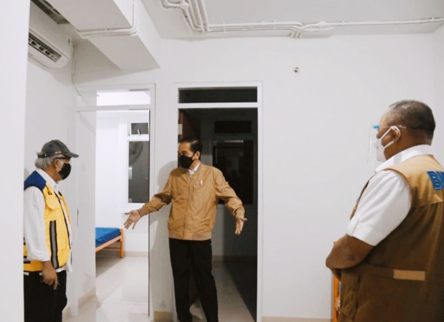 President Jokowi inspects Pasar Rumput low-cost apartment block (Rusunawa) readiness for handling COVID-19 patients (Photo by: Press Media and Information Bureau of Presidential Secretariat/Rusman)