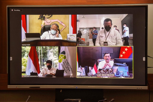 A virtual press conference after the limited meeting on COVID-19 handling, Wednesday (12/7). (Photo by: PR/Agung)