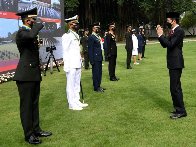 President Jokowi congratulates Adhi Makayasa award recipients during the 2021 Prasetya Perwira military and police inauguration ceremony, (Photo: Bureau of Press, Media, and Information of Presidential Secretariat/Rusman)