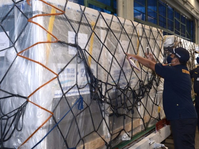 Arrival of Sinopharm COVID-19 vaccine, on Tuesday (13/07), at Soekarno-Hatta International Airport, Tangerang, Banten province. (Photo by: BPMI/Kris)