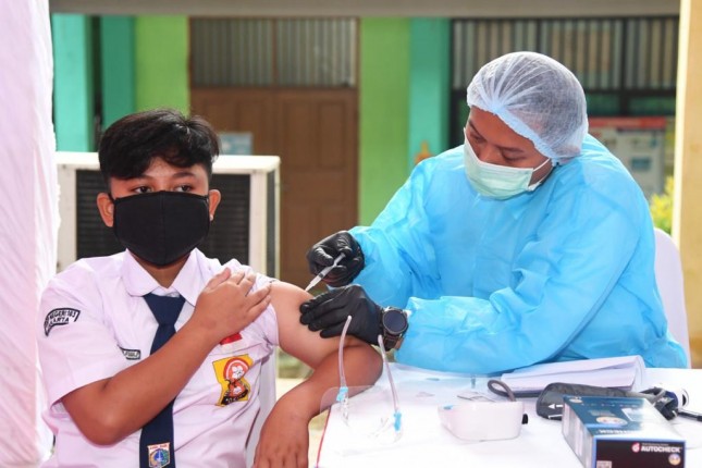Implementation of vaccination for students carried out by the State Intelligence Agency (BIN), Wednesday (14/07). (Photo by: BPMI/Lukas)