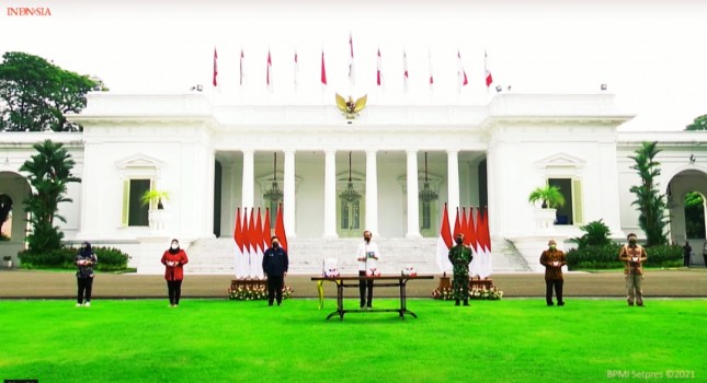 The launch of free medicine packages for self-isolated people, at the front yard of the Merdeka Palace, Jakarta, Thursday (15/7). (Source: Screenshot of Presidential Secretariat YouTube Channel)