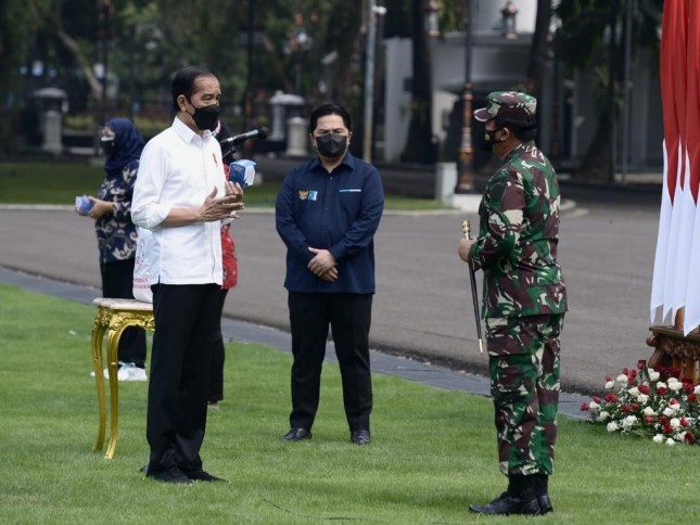President Jokowi talks with TNI Commander and Minister of State-Owned Enterprises about free medicine package for self-isolated COVID-19 patients (15/07/2021). (Photo by: Press Media and Information Bureau of Presidential Secretariat/Rusman)