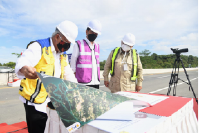 President Joko Widodo on the inspection of access road in East Kalimantan Province, Tuesday (24/08). (Photo by: BPMI/Lukas)