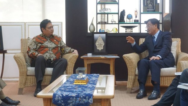 Minister of Industry, Airlangga Hartarto when meeting CEO of Mitsubishi Motors, Osamu Masuko in Kemenperin Office, Jakarta