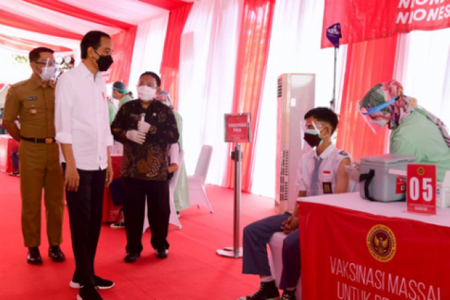 President Joko “Jokowi” Widodo inspects COVID-19 vaccination drive for students at SMAN 1 Beber, Cirebon Regency, West Java, Tuesday (31/8). (Photo by: Presidential Secretariat Press Bureau/Muchlis Jr)