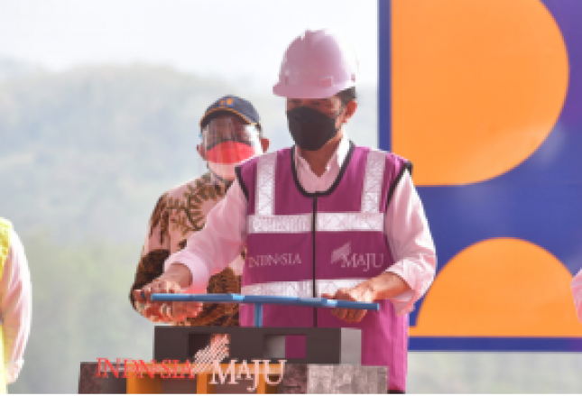 President Joko Widodo turns the sluice wheel as a sign of inauguration, Kuningan regency, West Java, Tuesday (31/08), (Photo by: PR/Oji)