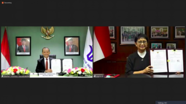 Minister of Foreign Affairs Retno L.P. Marsudi and Minister of Investment/Chairman of the Investment Coordinating Board (BKPM) Bahlil Lahadalia signs the MoU, Tuesday (31/08). (Photo by: Ministry of Foreign Affairs PR)