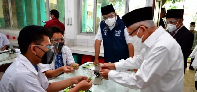 Vice President Ma’ruf Amin inspects the implementation of face-to-face learning at Darunnajah Islamic Boarding School, Jakarta, Thursday (02/09). (Photo by: Vice Presidential Secretariat) 