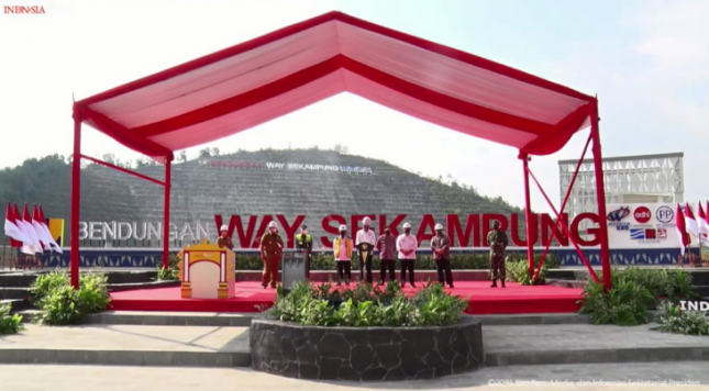 Inauguration of Way Sekampung Dam in Pringsewu regency, Lampung province, Thursday (02/09). (Source: Screenshot from the YouTube channel of Presidential Secretariat)