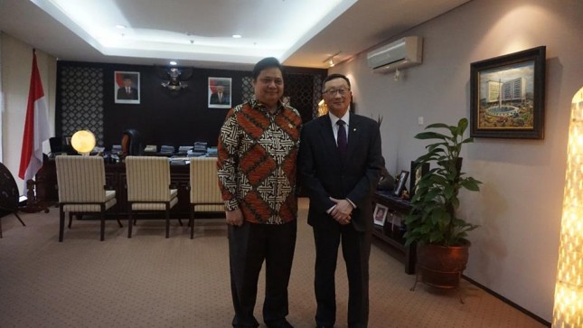 Minister of Industry, Airlangga Hartarto and CEO of Blackberry Canada, John Chen
