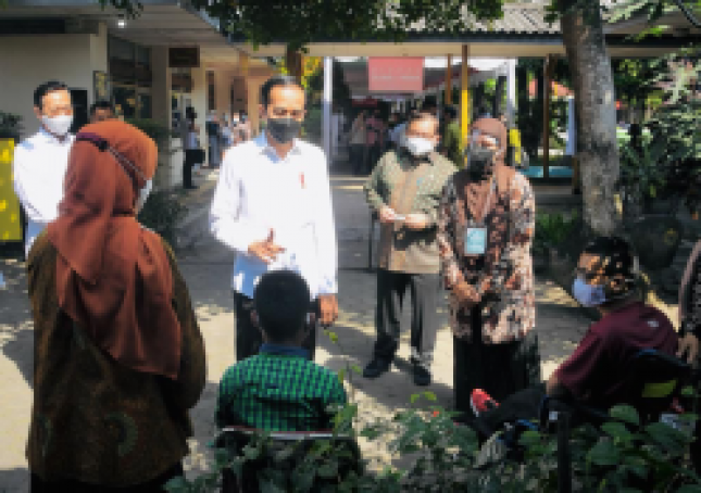 President Jokowi accompanied by Cabinet Secretary Pramono Anung on his inspection at State Special Needs School SLB Negeri 1 Bantul, Yogyakarta, Friday (10/09). (Photo by: BPMI/Rusman)