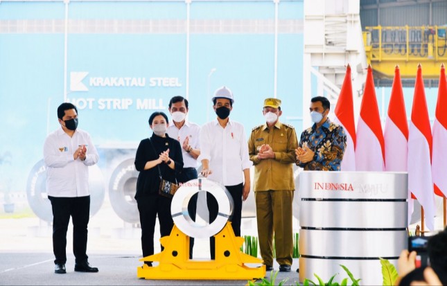 President Jokowi inspects and inaugurates Hot Strip Mill #2 Factory owned by PT Krakatau Steel (Persero) Tbk, in Cilegon city, Banten province, Tuesday (21/09). (Photo by: BPMI/Laily Rachev)