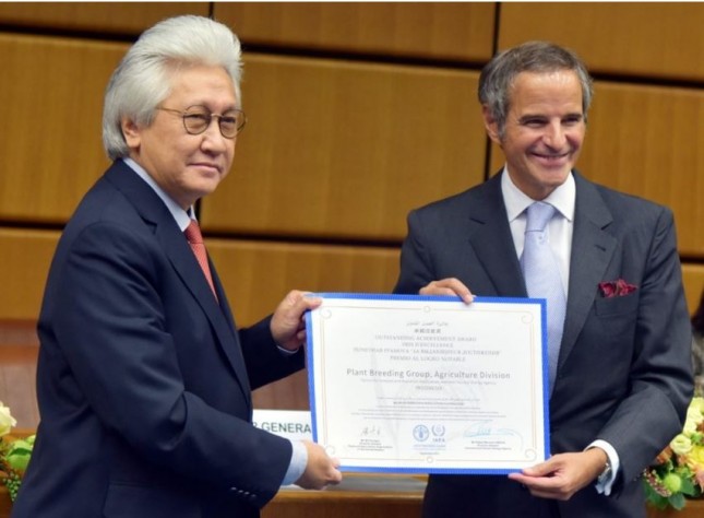 Indonesian Ambassador to the United Nations Darmansjah Djumala receives award from the IAEA and the FAO in Vienna, Austria, Monday (20/9). (Photo: PR of BRIN)