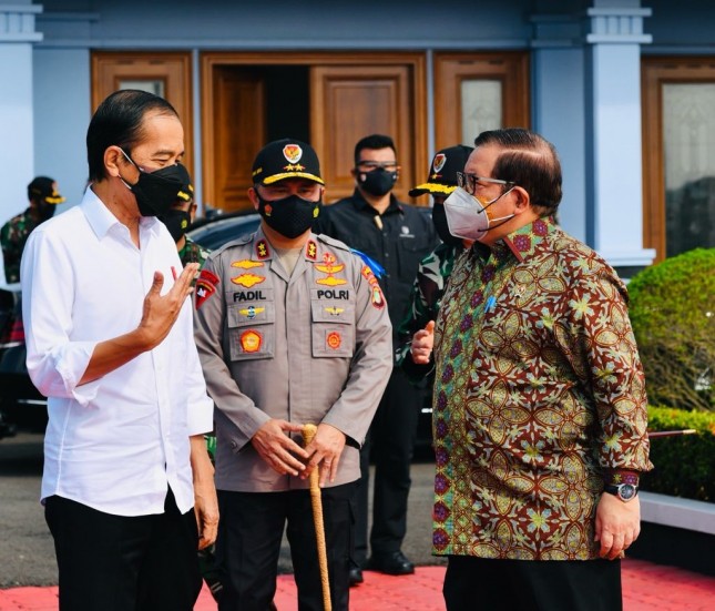 President Jokowi accompanied by Cabinet Secretary Pramono Anung to conduct a working visit to Cilacap regency, Central Java province (23/09/2021). (Photo by: Presidential Secretariat’s Press, Media, and Information Bureau/Laily Rachev)
