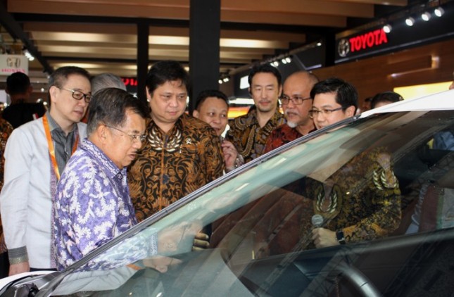 Minister of Industry, Airlangga Hartarto with Vice President Jusuf Kalla when he saw one of the cars in IIMS 2017