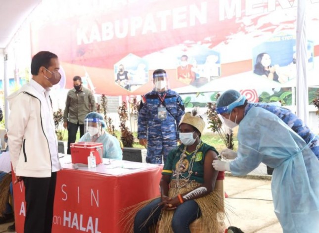 President Joko Widodo reviews COVID-19 mass vaccination for public and students in Merauke regency, Papua province, Sunday (3/10). (Photo: BPMI/Laily Rachev)