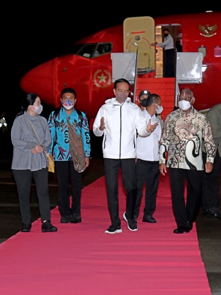 President Joko “Jokowi” Widodo arrives at Domine Eduard Osok International Airport, Sorong City, West Papua, Sunday (03/10). (Photo by: BPMI of Presidential Secretariat/Kris)