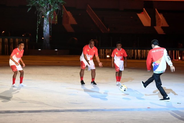 President Jokowi plays soccer with three Papuan boys at the opening of the XX Papua National Games (PON) (02/10/2021). (Photo by: Presidential Secretariat’s Press, Media, and Information Bureau)