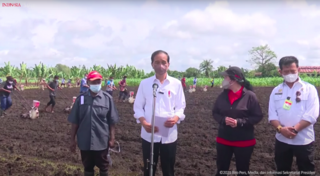 President Jokowi delivers his press statement after visiting Klamesen subdistrict in Sorong regency, West Papua province to plant corn seeds (04/10). (Source: Official YouTube of Presidential Secretariat)