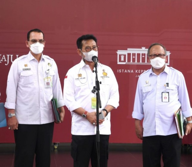 Minister of Agriculture Syahrul Yasin Limpo delivers a press statement after a Limited Cabinet Meeting on Food Ecosystem Improvement, Wednesday (06/10), at the Merdeka Palace, Jakarta. (Photo by: BPMI of Presidential Secretariat/Rusman)