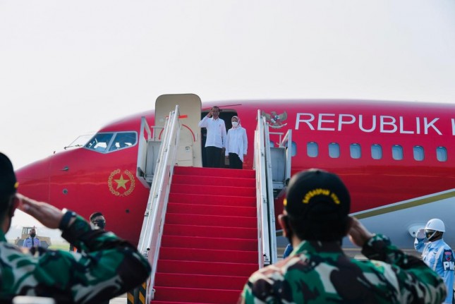 President Jokowi, accompanied by Ibu Iriana Jokowi, is on his way to visit Bali province on Friday (08/10). (Photo by: BPMI/Laily Rachev)