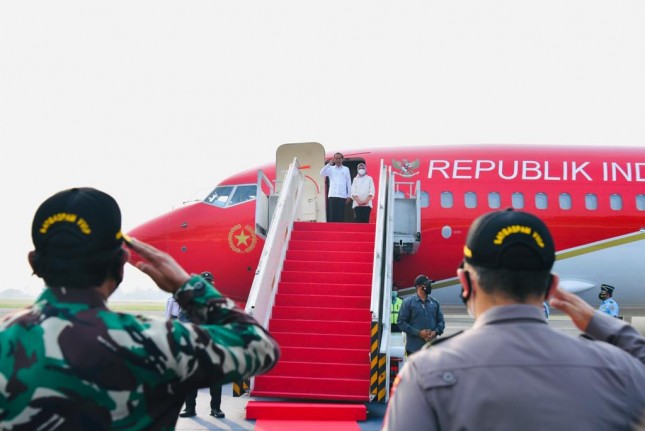 President Jokowi, accompanied by First Lady Ibu Iriana Jokowi and Cabinet Secretary Pramono Anung, leaves Halim Perdanakusuma Air Force Base for East Nusa Tenggara province (Photo by: BPMI of Presidential Secretariat/Laily Rachev)