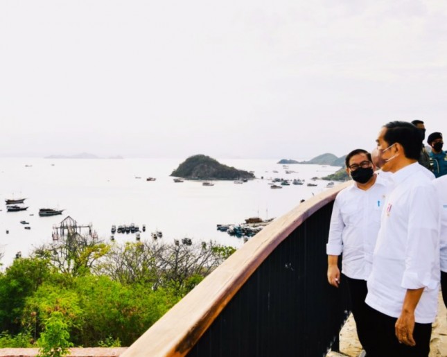 President Joko Widodo and Cabinet Secretary Pramono Anung at Kompas Bajo, Puncak Waringin, Thursday (14/10) afternoon. (Photo by: BPMI/Laily Rachev) 