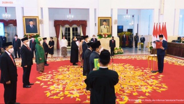 President Jokowi inaugurates 17 Indonesian Ambassadors Extraordinary and Plenipotentiary at the State Palace in Jakarta (25/10/2021). (Source: YouTube Channel of Presidential Secretariat)
