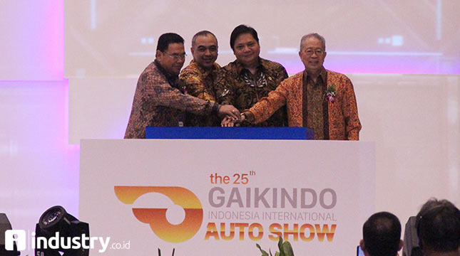 Minister of Industry Airlangga Hartanto (Center)