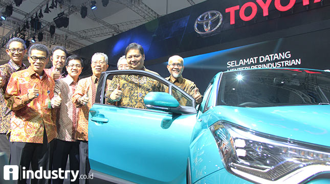 Minister of Industry Airlangga Hartarto (second right) was accompanied by Director General of Metal, Machinery, Transportation and Electronic Equipment (ILMATE) I Gusti Putu Suryawirawan (left) at the opening of Gaikindo Indonesia International Auto 