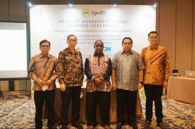 Photo caption: Left to right: Nurul Ichwan (Deputy Chairman for BKPM)Widodo Sucipto (President Director of TGEM)Johny Kamuru (Regent of Sorong), Gabriel Hasahatan Simanjuntak(President Director of MOW)Richard Tandiono (Chairman of TGEM).