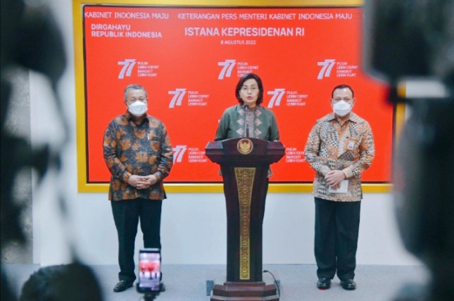 Minister of Finance Sri Mulyani, accompanied by Governor of Bank Indonesia (BI) Perry Warjiyo and Chairperson (KPK) Firli Bahuri, (RAPBN), at the Presidential Palace, Jakarta, Thursday (08/08). (Photo by: PR of Cabinet Secretariat/Rahmat)