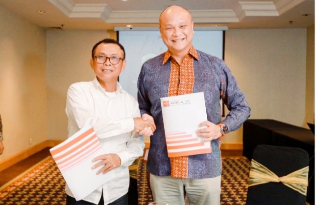 (L – R) Galumbang Menak, CoFounder of Nusatrip and Dennis Nguyen, Founder, Chairman, and Chief Executive Officer of Society Pass