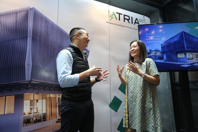 The President Director of AtriaDC, Angelo Syailendra, and the Company’s Chief Operating Officer, Christine Ratna, during discussions with media at the Media Briefing event held in Jakarta on Monday (15/08/2022). (Photo by: AtriaDC Public Relations)